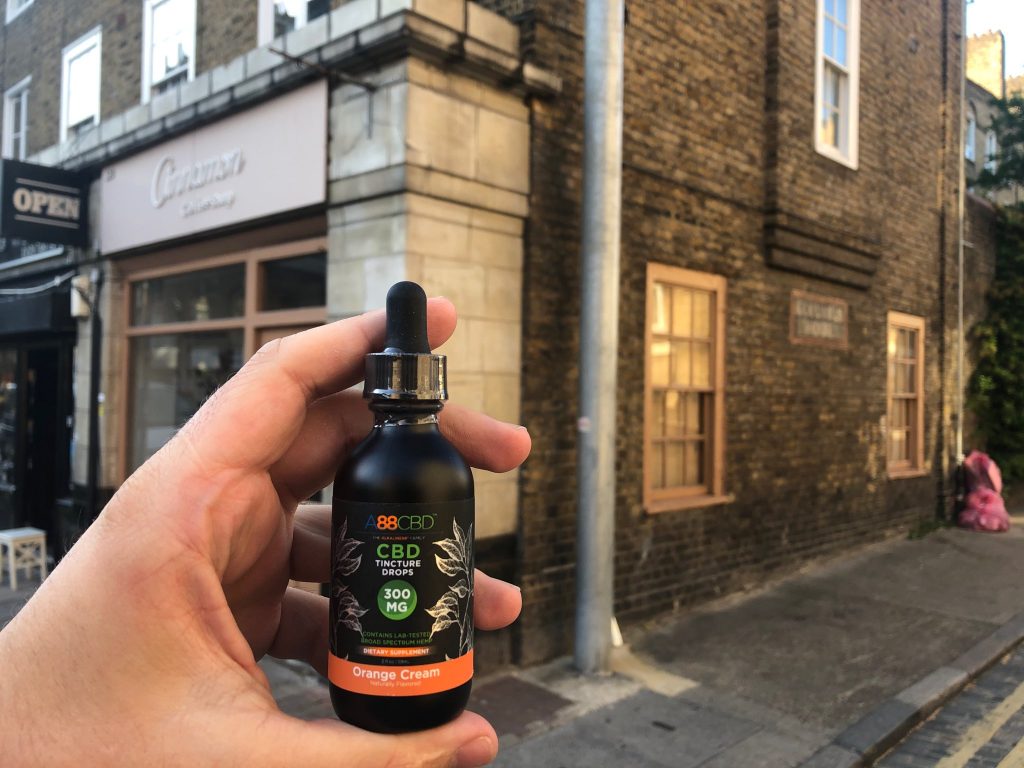 Cinnamon Flavoured CBD TIncture next to my favourite Cinnamon Cafe in Wapping! P.S. They serve very tasty avocado and aubergine carrot cake.